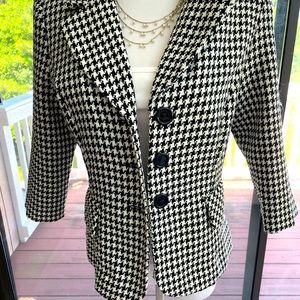 4P houndstooth black and white blazer.
